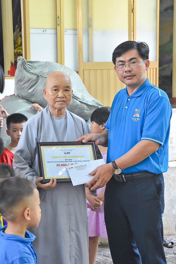 Chủ tịch Công đoàn Công ty – Ông Bùi Công Khánh đại diện Công ty trao quà cho Nhà tình thương